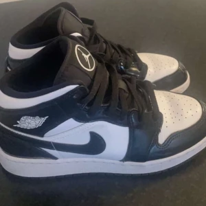 Jordan 1 mid - Jag säljer skor för att dom inte används längre Kvitt och box finns med. Priset är inte fast 