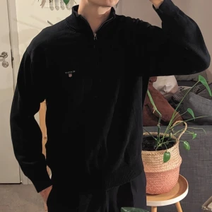 Gant, svart half zip stl L - Half zip tröja från Gant. Storlek L, regular fit. Använd men i fint skick. Självklart äkta.