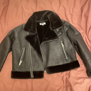 Jacka - Supersnygg höst/vinterjacka i bra skick! Pris kan diskuteras, köparen står för frakt❤️