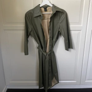 Skjortklänning i läder  - En skjortklänning från Lindex i väldigt bra skick. använd ett fåtal gånger. 