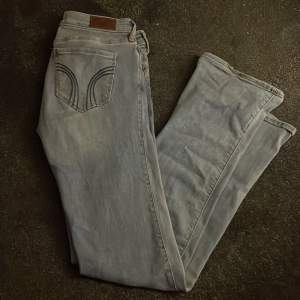 Lågmidjade bootcut/raka jeans. Dom är tyvärr för långa och har lite slitningar längst ner men inget man tänker på:)💘💖💗 tryck gärna på ”köp nu”