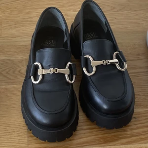 Loafers från Dasia  - Säljer mina fina loafers från dasia. Har inte använt de eftersom de lite för liten. 