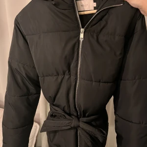 Dunjacka nelly - Vinter/höst jacka från Nelly storlek 34 knappt använd, bälte i midjan 