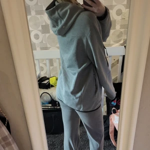 Nice tech fleece grå L - Grå nike tech fleece i bra skick. Inga fläckar eller liknande på den så ser absolut inget fel på den.