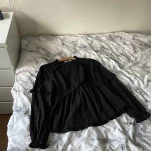 Svart blus - Svart v-ringad blus från nakd i storlek 34