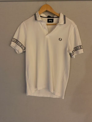 Fred Perry x Stussy piké  - 10-20 år gammal piké, otroligt bra skick. Använd men 9/10 skick. Ny pris då 600kr. 