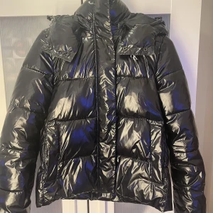Calvin Klein jacka  - Superfin vinterjacka från calvin klein. Nyskick. Köptes för runt 2000kr. Storlek M, skulle säga den passar de som jag runt S 💓frakten är inte inräknad!💓 (Lägger upp annonsen igen pga måste få såld) 