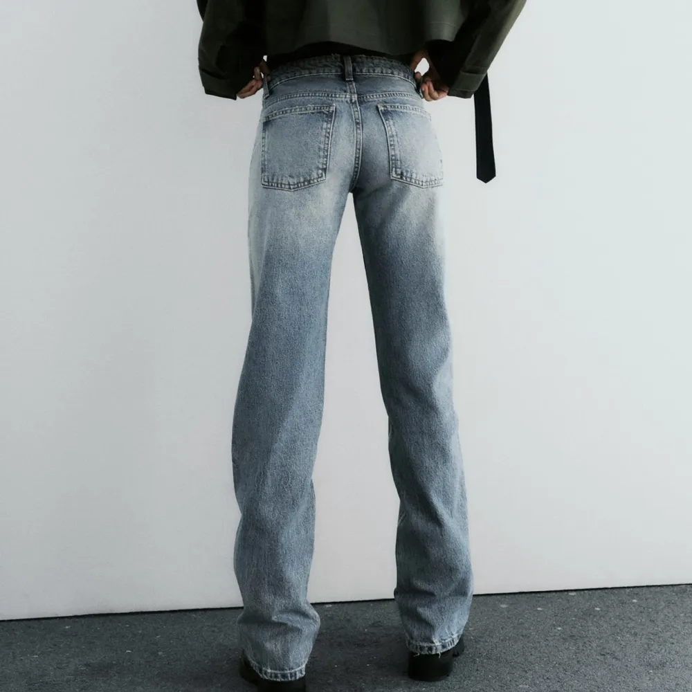 Säljer nu dessa trendiga slutsålda jeansen från zara då dem inte passade mig! Helt nya och aldrig använda. Nypris 399. Jeans & Byxor.