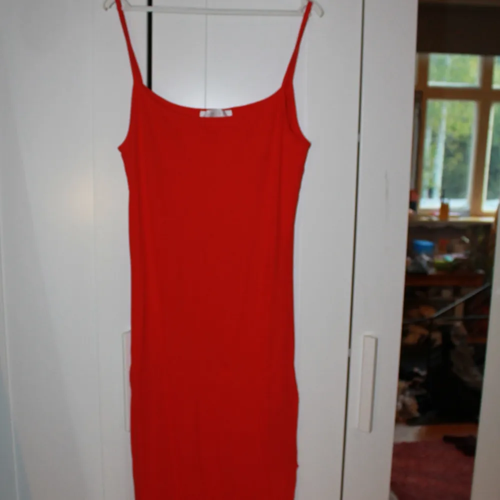 Röd splittad klänning från newyorker väldigt stretchig. Dm:a för mått och frågor. Klänningar.