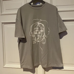Stor t-shirt  - En stor kortärmad tröja med ett super snyggt tryck på framsidan! Tröjan är ifrån shein och är i storlek S <3