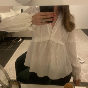 Vit blus  - Super fin blus från NAKD, andvänd 3 ggr, som ny🤝🏼
