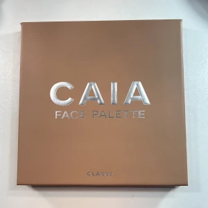 Caia Classy Palett - Säljer Caias väldigt populära Classy palett, typ helt oanvänd, endast testad några få få gånger som man kan se på andra bilden ❤️ Kom privat för fler frågor! 😇
