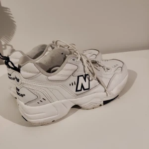New Balance 608 white - Säljer dessa New Balance då jag inte riktigt tycker de passar min stil längre. Använda under våren och ör i väldigt bra skick. Stl 44.5