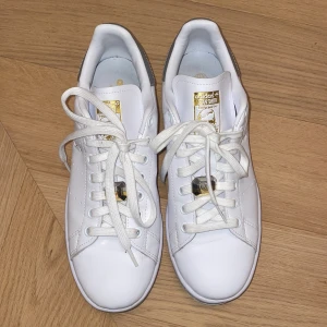 Stan Smith sneakers - Helt nya stan Smith sneakers, de har använts 1 gång men var tyvärr för små för mig. De har guld och silver detaljer