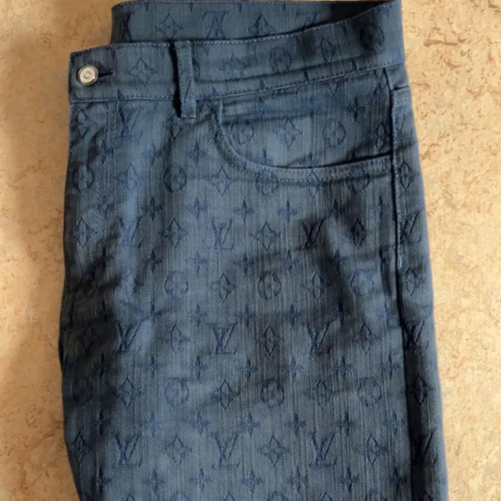 Lv jeans Skick: 8,5/10  Storlek: 33 i midjan  Pris: 5000kr Köpta på garmsmarket digitalt kvitto finns . Jeans & Byxor.