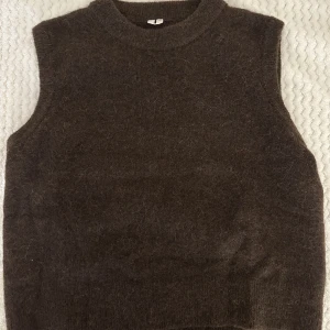 Stickad väst  - En brun stickad väst ifrån Arket i storlek S, aldrig använd och köpt för 690:- i butik. Köparen står för frakten!