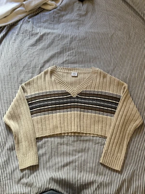 Stickad ribbad tröja BDG - Stickad croppad tröja med ränder från bdg urban outfitters, mycket bra skick och superskön!🩷 perfekt till hösten, snyggt med t shirt under också🍁 säljer via köp nu! Storlek S men ganska stor i storleken, beror på hur man vill att den ska sitta