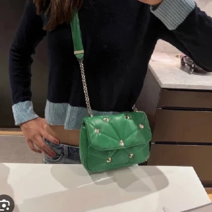 Grön väska med nitar från Zara💚 - Säljer denna otroliga axelremsväskan från Zara❤️den är helt oanvänd men köpt för ca 2 år sedan! Säljer då den ej kommit till användning tyvärr! (Första bilden är lånad)  (Köp gärna via Instabox eller EarlyBird)