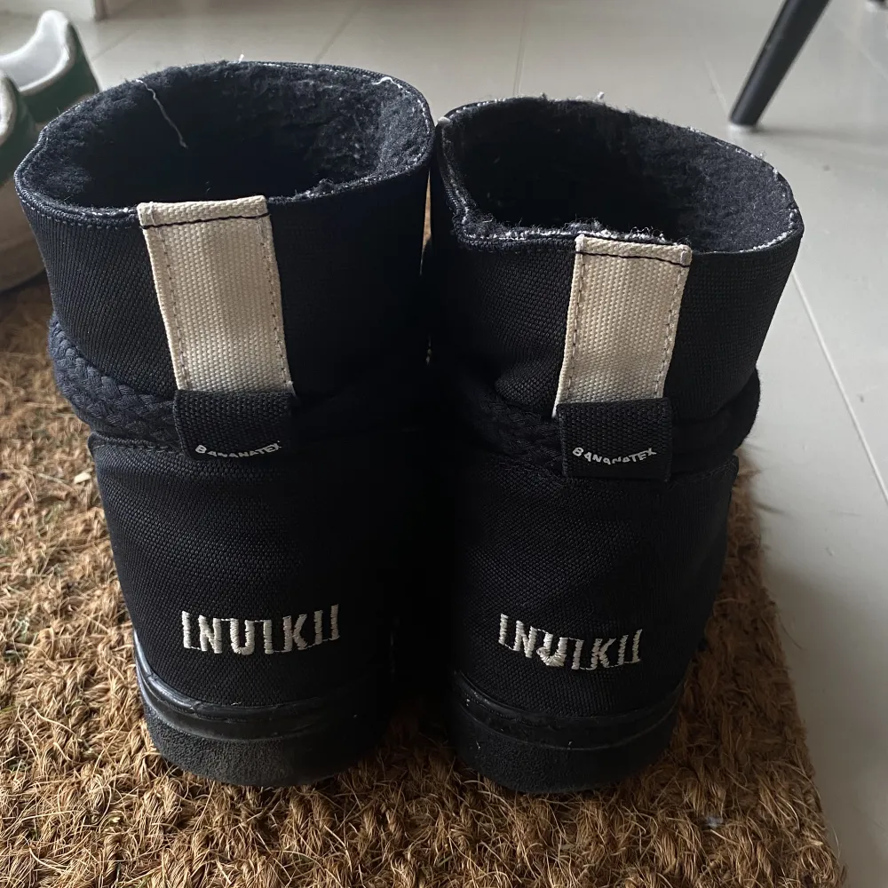 Så fina inuikii skor som tyvärr ej kommer till användning längre, fortfarande i bra skick förutom i hälarna där de lossnat lite ull på insidan ( kan skicka bild). Annars är de i bra skick, köparen står för frakt ❤️. Skor.