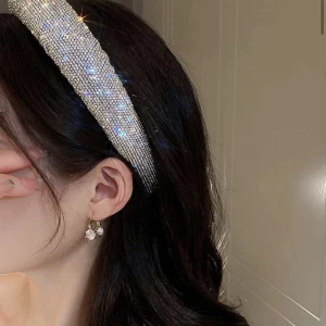 Otroligt glittrigt diadem🤍 - Säljer detta sjukt fina diadem från Shein❤️det är i princip helt oanvänt och har inga defekter alls! Säljer då de ej kommer till användning   (Köp gärna via instabox eller EarlyBird) 