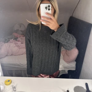 Stickad  - En grå stickad tröja ifrån h&m väldigt fin och endast använd en gång. 