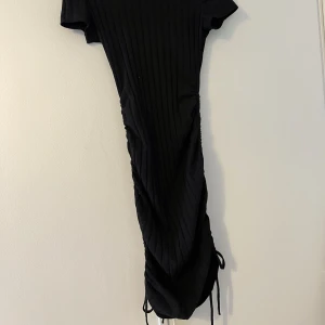 Klänning  - Klänning från shein som är använd max 3 gånger. Man kan själv justera den!