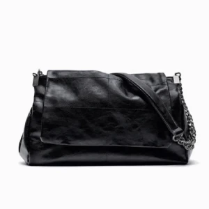 Zara Väska - Säljer denna slutsålda väskan från zara då den tyvärr inte kommer till användning. Originalpris 399kr. Den är i nyskick (skriv till mig om ni vill ha fler bilder). Samt hör av er vid frågor annars går det jättebra att trycka på köp nu.❤️