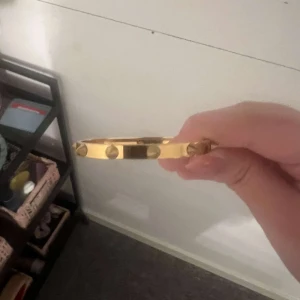 Armband  - Jättefint armband med taggar. Oanvänt och jättefint men var helt enkelt inte min stil . Minns inte var jag köpte det💗