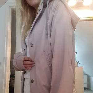 Jacka - Helt ny och oanvänd jacka. Kan gå ner i pris vid snabb affär💕