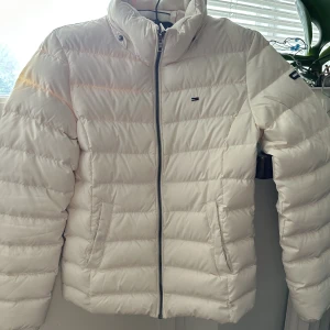  Tommy Hilfiger jacka  - Fin och bekväm jacka från Hilfiger! Mycket bra skick! Finns luva med fake päls som tillhör 🫶🏼 Köpt för över 2000kr