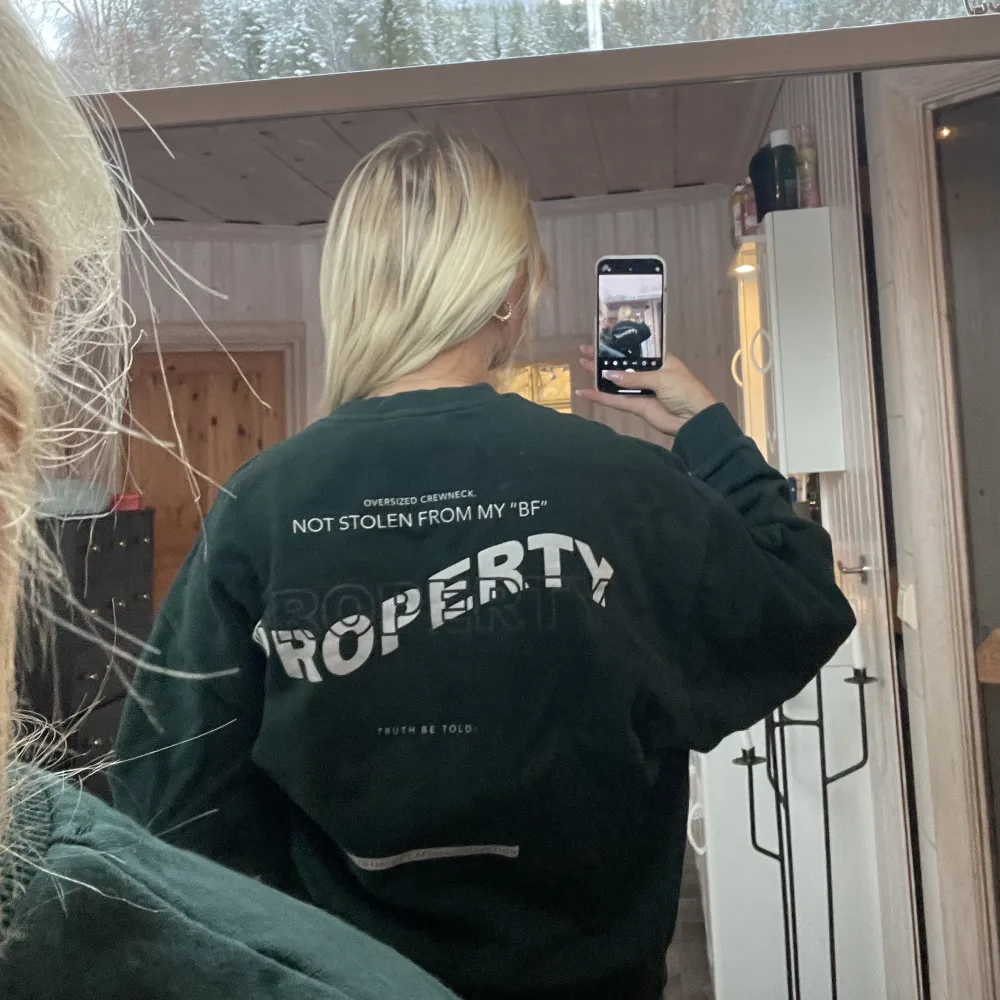 Sweatshirt från Madlady! Storlek M🥰 aldrig använd! Nypris 400kr men säljer för 70kr 🥰. Tröjor & Koftor.