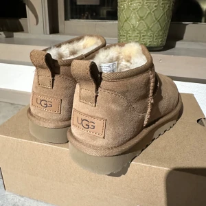 Ugg Classic ultra mini  - Superfina helt nya uggs💕 Sorlek 37, endast testade och behandlade för att de ska hålla sig fina. Säljer dem då jag råkat köpa fel storlek. Säljer för 1800kr ✨💕❄️