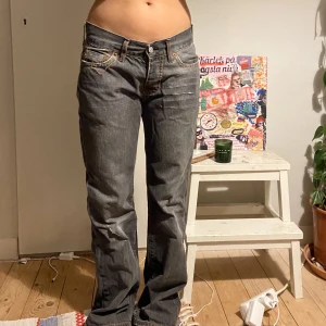 Grå lågmidjade jeans - Säljer dessa superfina grå lågmidjade jeans,💕