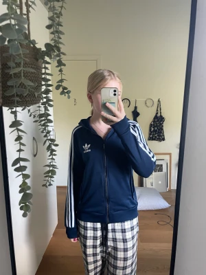 Adidas kofta - Jätte skön adidas kofta, säljer pga jag gillar när det sitter löst 🫶 strl xs/s, original pris 550 och säljer för 120kr + frakt 💘💘
