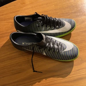 Nike Mercurial inneskor - Köpte för flera år sedan, knappt använda. Snygga, bekväma och prisvärda för de som söker. Skicket gör de bättre.  Size 44,5