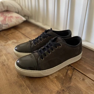 Lanvin skor - Säljer nu mina beiga lanvin skor i storlek 42-43, uk8. Använda sparsamt. Skick 9/10. Vid mer frågor är det att vara höra av sig! Box och extra skosnören ingår! Pris ej hugget i sten