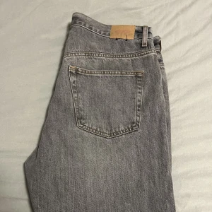 Weekday jeans - Säljer ett par feta weekday jeans i grå färg. De är i bra skick och inga skador etc. Köptes för 600 och Skriv privat för fler frågor och bilder