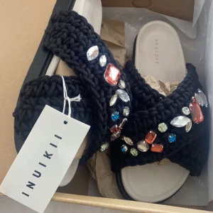 Inuikii tofflor  - Super fina svarta inuikii tofflor med stenar i storlek 39! Sparsamt använda så som i nytt skick