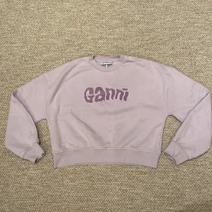 Ganni tröja - Säljer denna Ganni tröjan eftersom den har blivit för liten men är i mycket bra skick💗