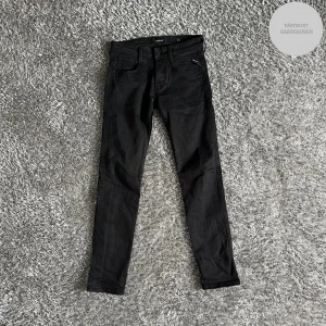 Replay Jeans  - Tjena! Säljer nu mina snygga Jeans ifrån Replay. Modellen är Anbass! Skicket på jeansen är 9,5/10, som nya! Jeansen är i storlek L34 W28. Vid fler frågor/bilder är det bara och höra av sig!  