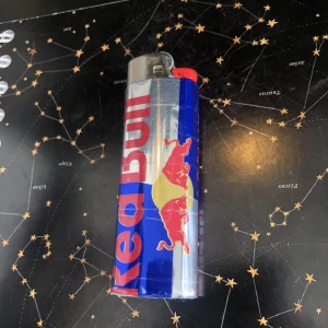 Redbull tändare handgjord  - Snygg, trendig Redbull tändare! Utan barnlås    Handgjord tändare utav: •Läskburk •Tesa tejp(brandsäker) •Sikaflex lim(brandsäker) •bic tändare