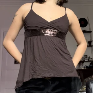 Topp med paljetter - Tryck inte på köp nu❗️ Jättesöt brun topp med paljetter, lös / fladdrig under bandet men tajt ovanför. Pris kan diskuteras❤️