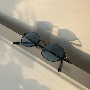 Små trendiga solglasögon med blått glas. Från second hand. Små i storlek. Bra skick