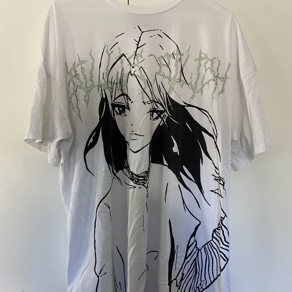 Billie Eilish t-shirt som släpptes i en kollektion med Bershka. . T-shirts.