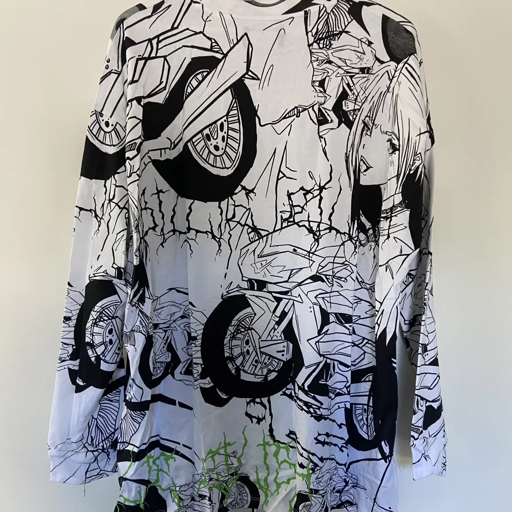 Billie Eilish långärmad tröja som släpptes i en kollektion med bershka. . T-shirts.