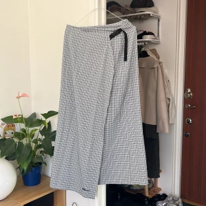 Maxi-skirt från fourseasons! - Så söt plaid maxikjol från four season! Enda defekten är att själva bandet man drar åt kjolen med har lossnat lite i sömmarna men går säkert att fixa enkelt! Hör av dig för fler bilder!