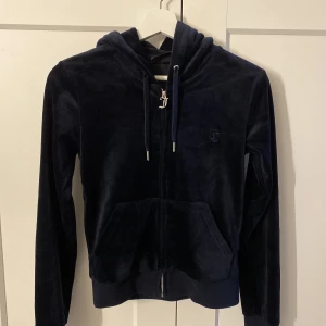 Mörkblå juicy tröja - En mörkblå juicy tröja i mycket fint skick!💓