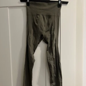 Filippa K träningstights - Mörkgröna seamlesstights från Filippa K! Använd några få gånger men enbart till promenader. 