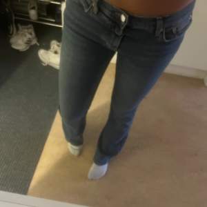 Mid rise jeans från Gina i storlek 38💕💕 inte använt mycket alls så som nya!!