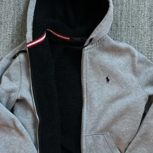 Ralph lauren carfigan/zip - Tja säljer nu denna sjukt feta Ralph lauren cardigan som är perfekt inför hösten, foder av Teddy, skick 9/10, mitt pris 699, retail 2899. Priset är förhandlingsbart, MVH Simon 